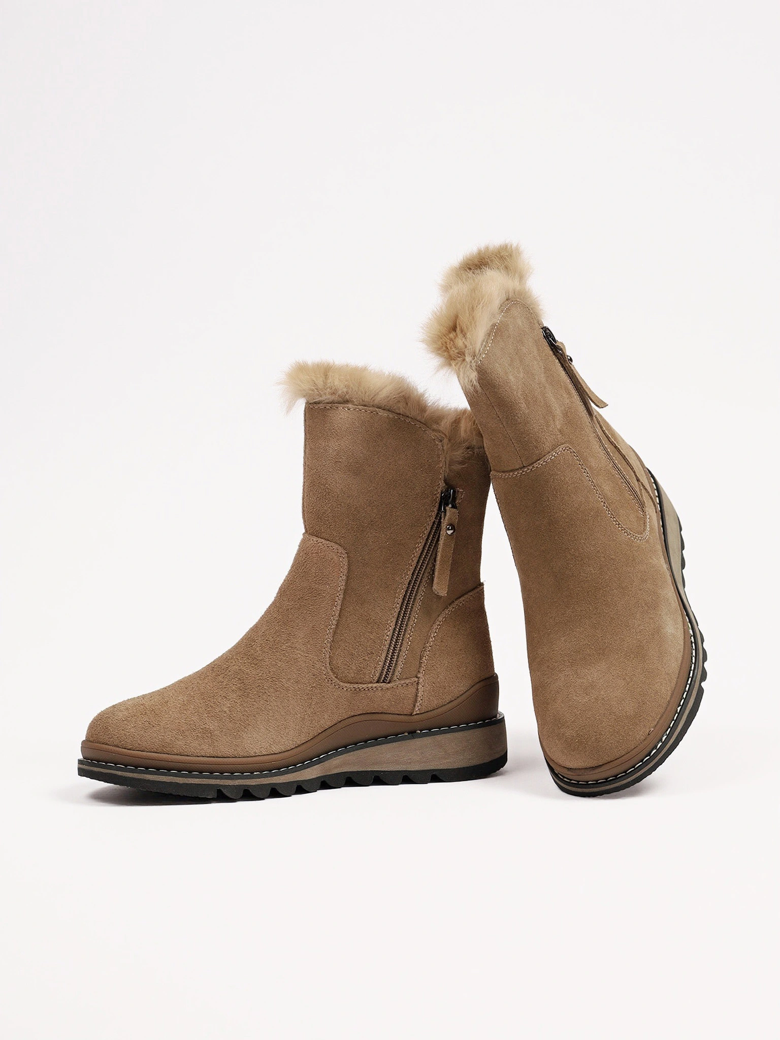 Ботинки бежевого цвета с двумя боковыми молниями